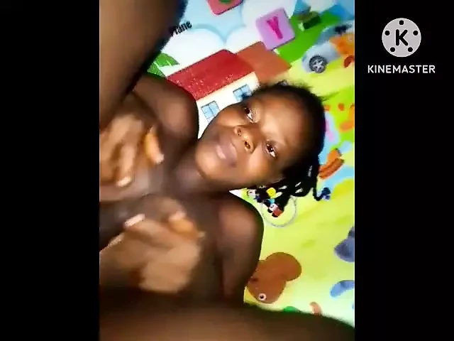 一个老人被看到他继女的大乳房所勾引