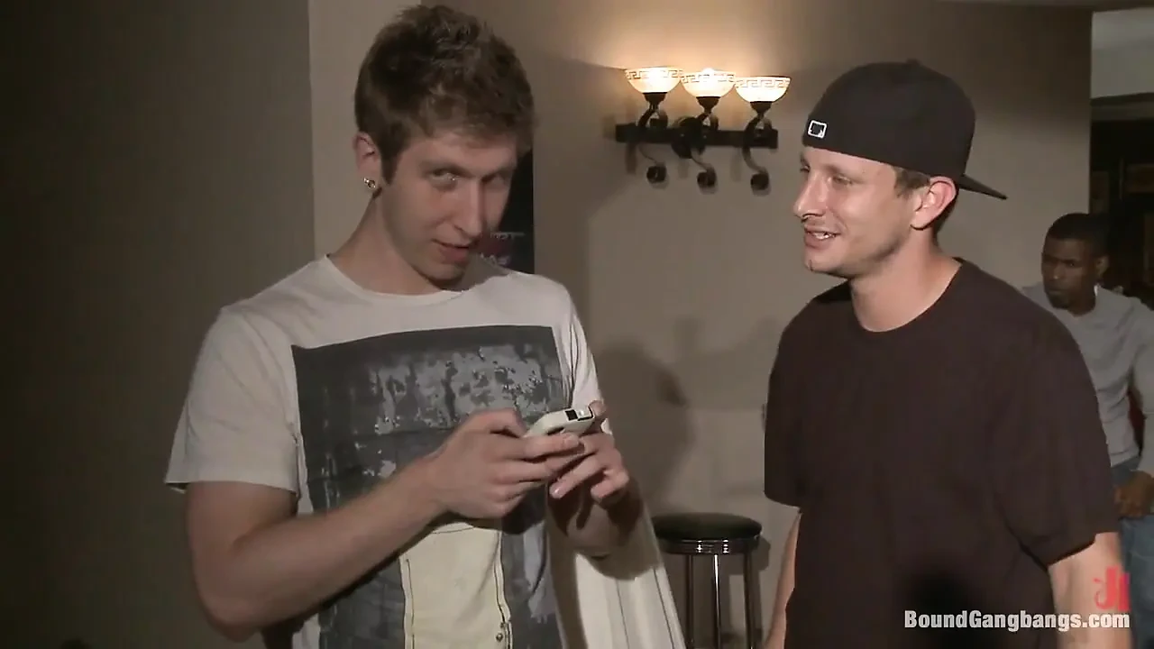兄弟会派对：Cassandra Nix在她的第一次群交中主演! 12 个男人