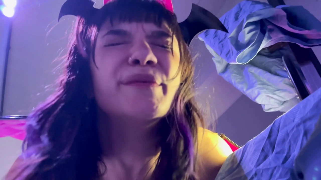 Succubus Domme穿着高跟鞋挑逗/吐口水并为我高潮