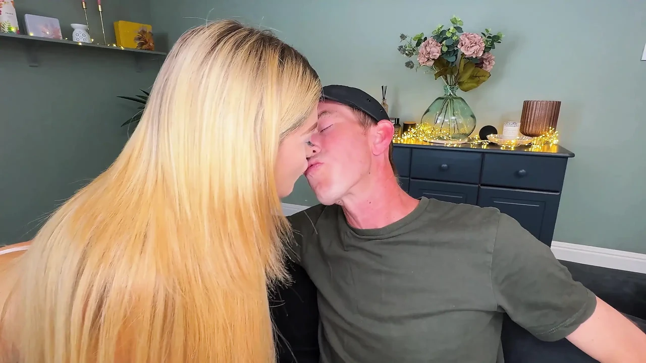 Rhiannon Ryder吮吸Danny d的大鸡巴并被颜射