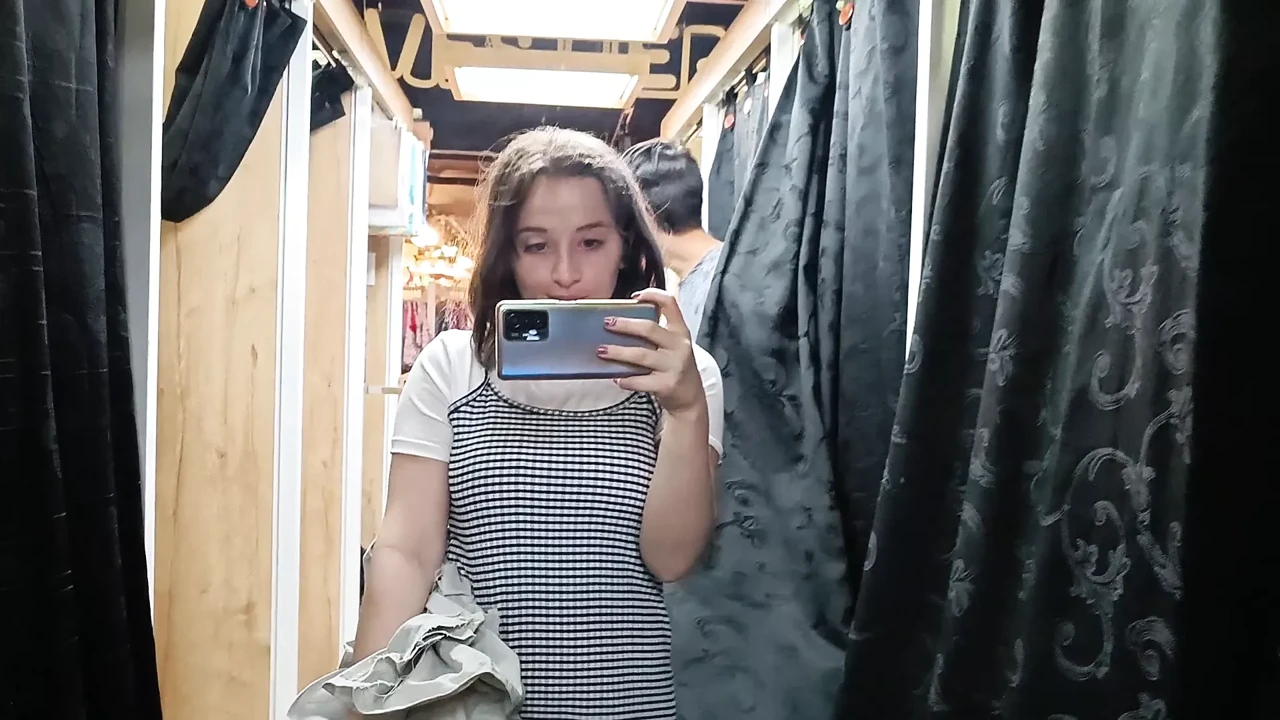 在公共场合做爱，我给他口交直到高潮，在服装店