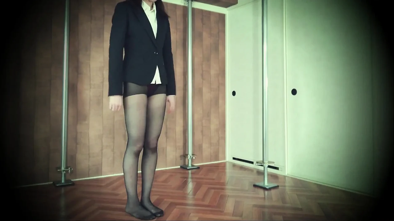 一位同事办公室女士, 因被取笑的习惯而感到尴尬
