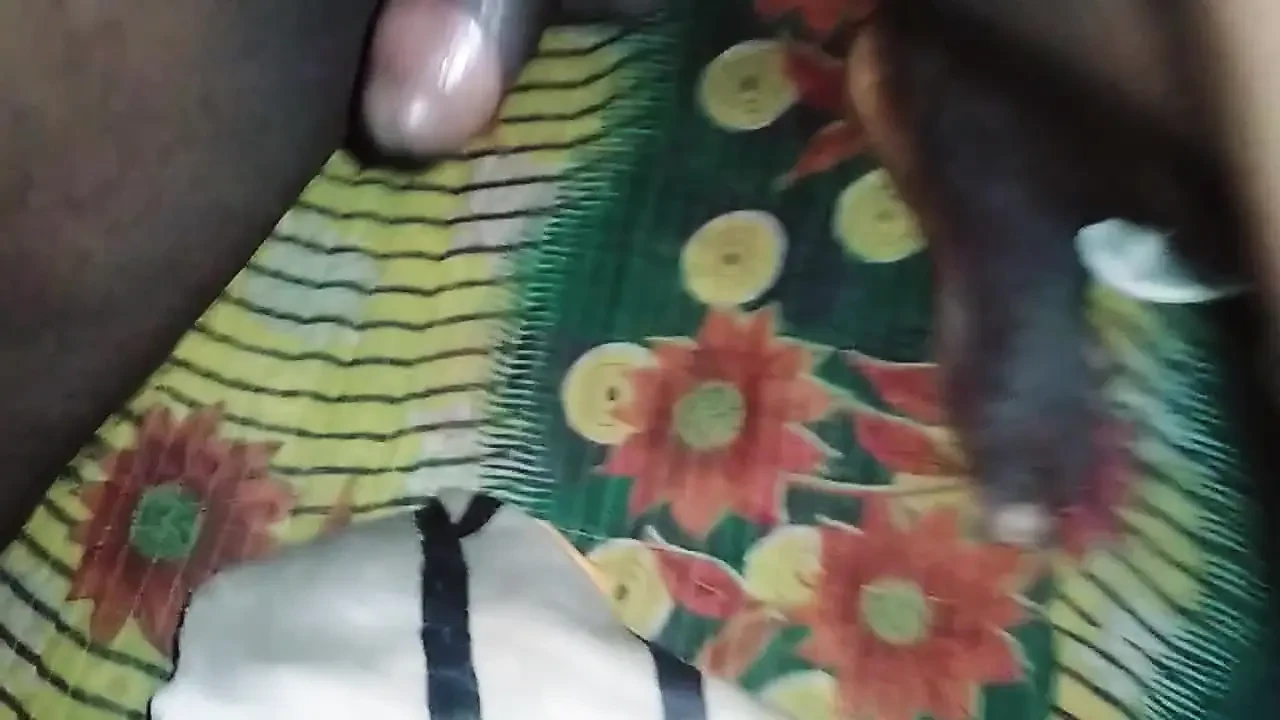 在Raksha Bandhan的日子里，他操了他的继妹，让她成为阴户。