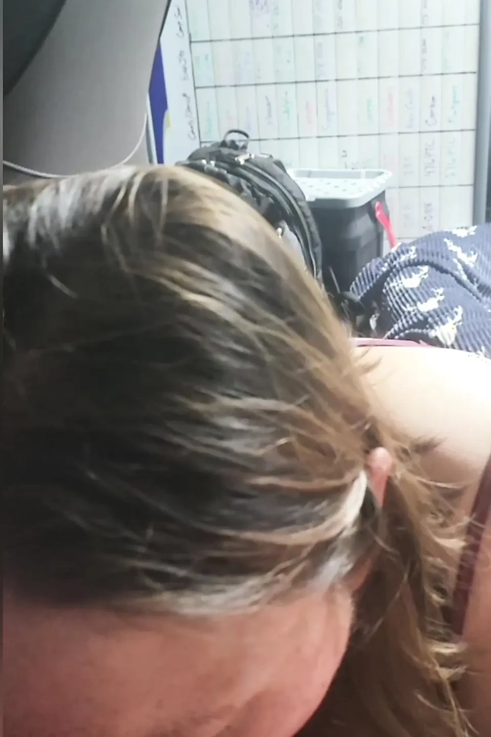 超级性感的吮吸鸡巴女王女神手指他的菊花骑乘他的鸡巴吮吸他的鸡巴，她的精液到处都是，让他射精