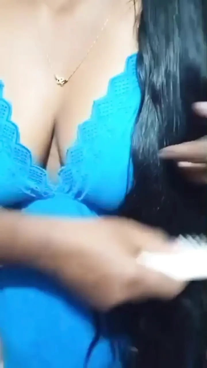 德西妻子大胸部