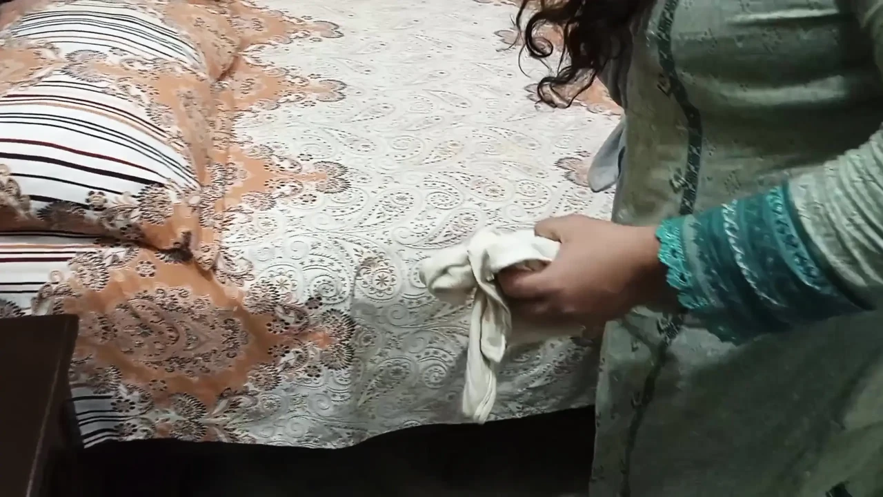 当她的手表被发现在她的衣服下面时，一个当地的印度女仆撒着