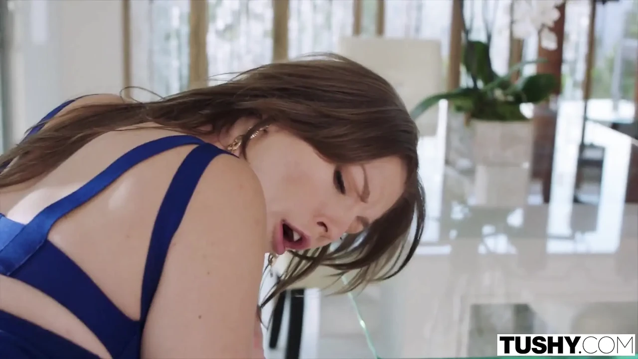 Tushy 两个淫娃叫醒男朋友并被张开