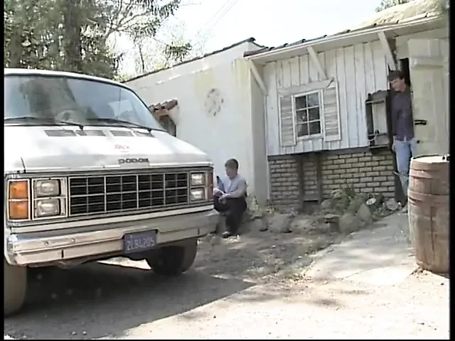 两个男人观看一个放荡的金发女郎被机器操阴户