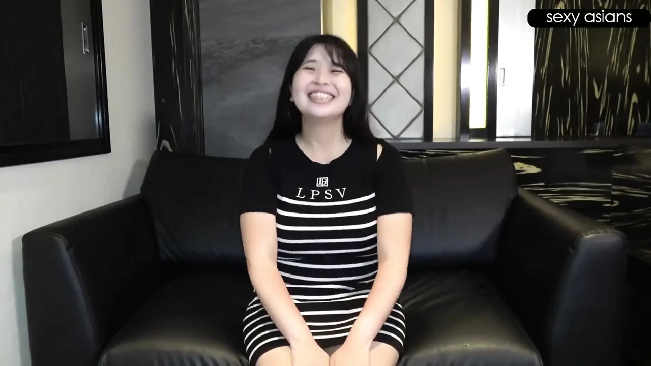 看起来害羞的H杯重磅炸弹暴露了她狂野的一面, 在一次超出预期的热情充满的遭遇中