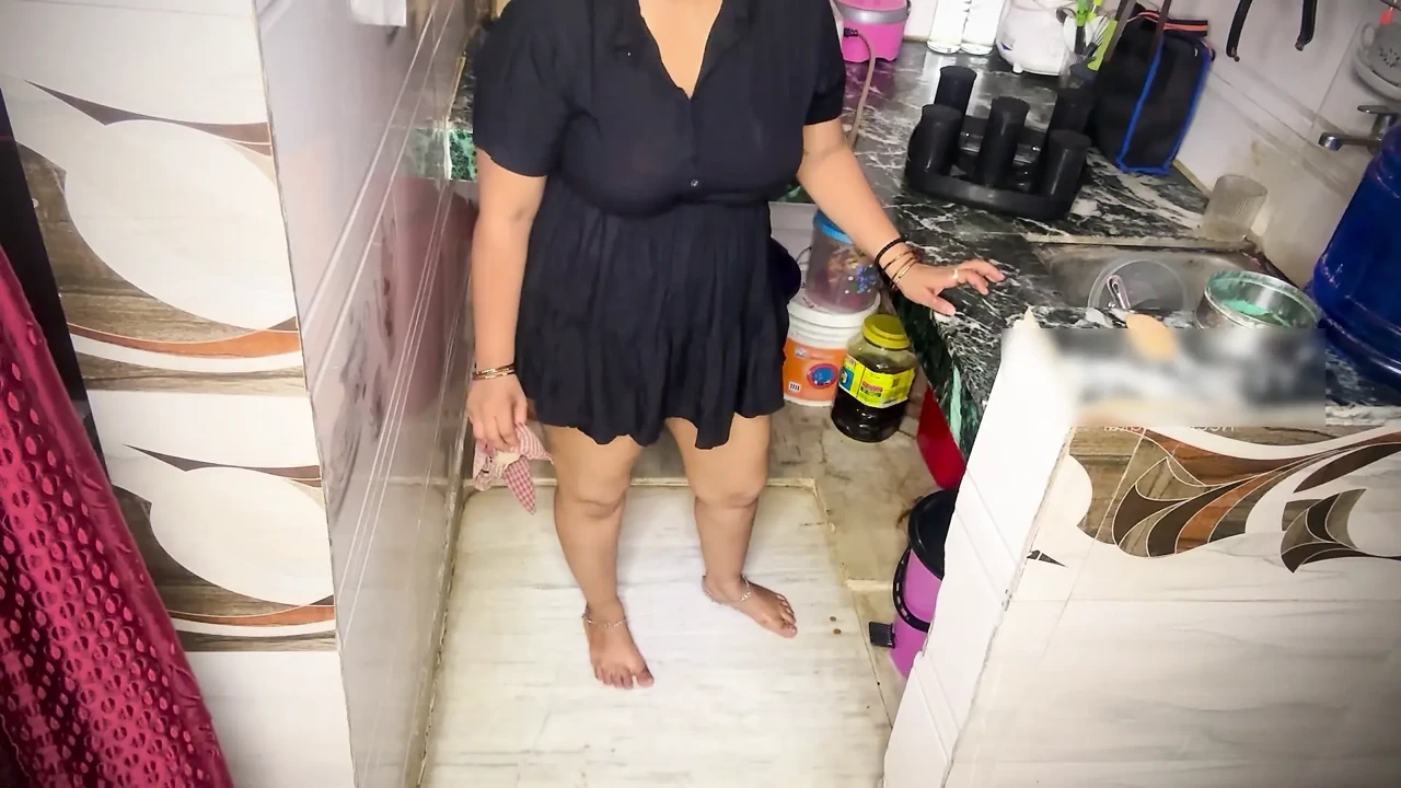热辣的印度继母裸体卧室性爱 - 淫荡的印度继母脱衣和性交 4k