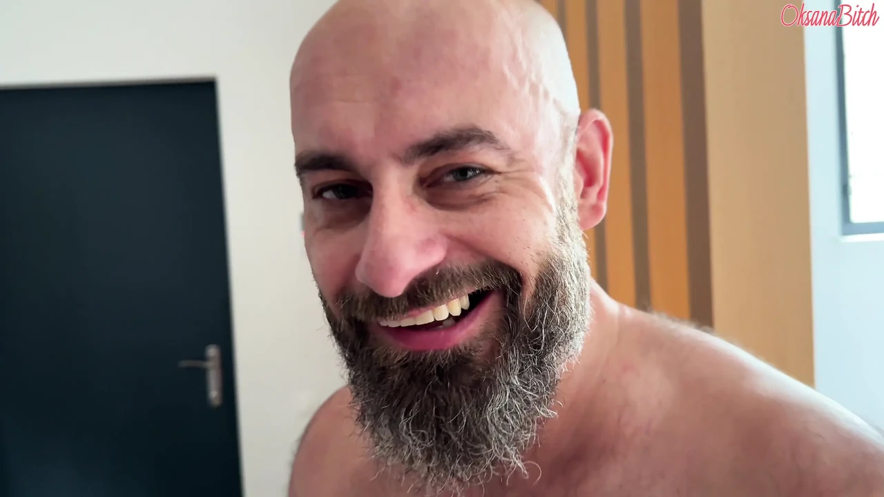 肛门荡妇Liv Lauren和火辣妻子Oksana Katysheva在一场激烈三人行的片场, 肛交和大鸡巴!