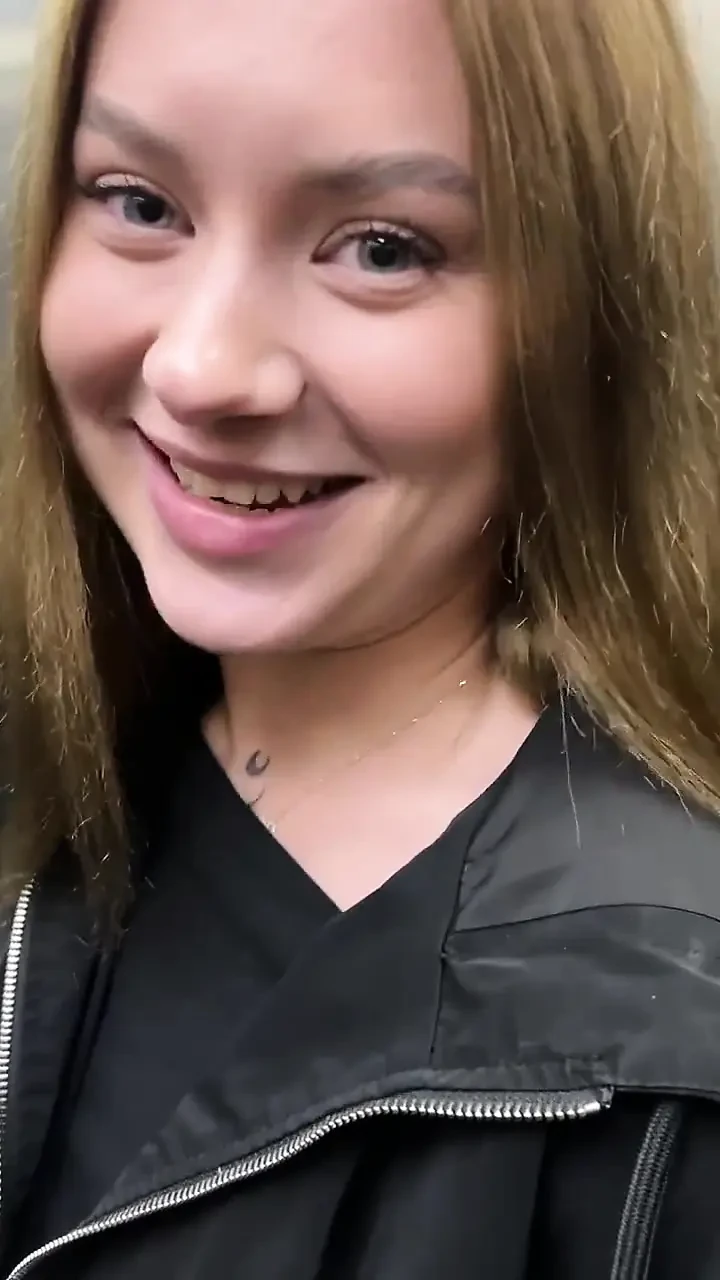 和美女一起被困在电梯里