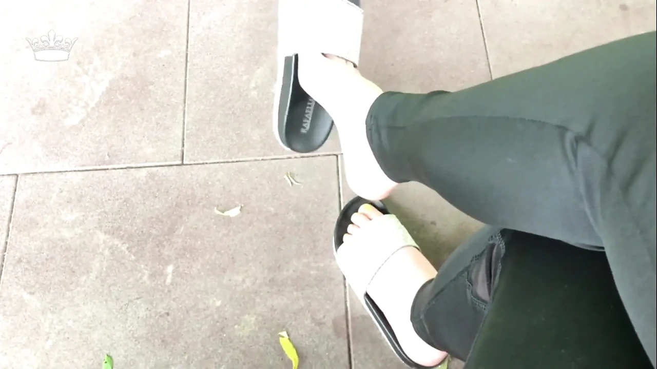 我的新闪亮拖鞋在户外摇晃