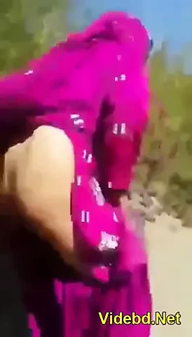 Dehati Pakistani Bhabhi在户外暴露她的资产