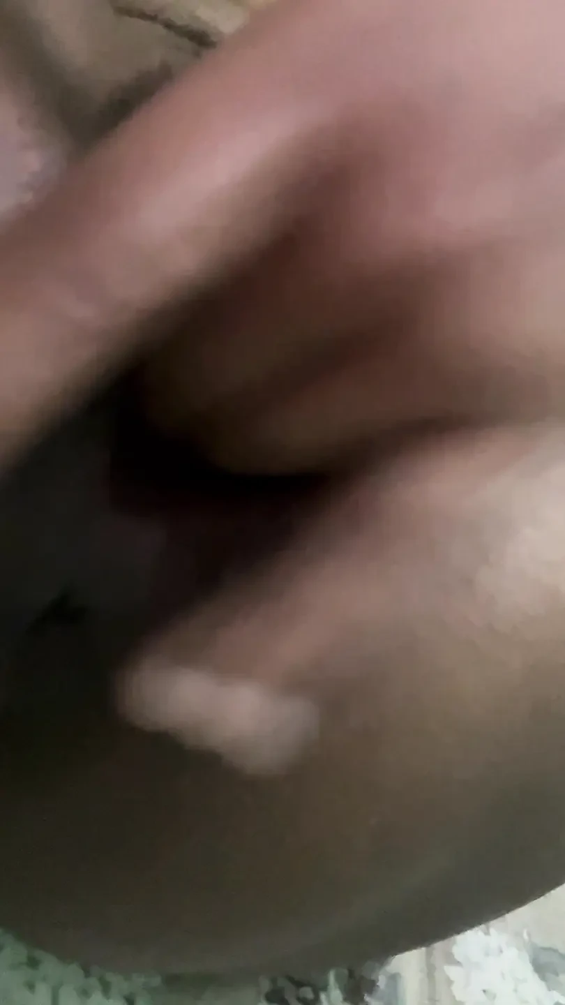 用手指玩弄我饥渴的小穴