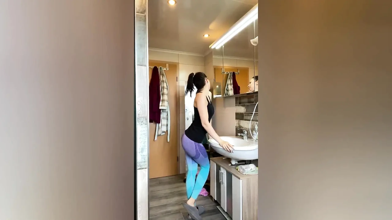 现在它开始湿了! 来和我一起洗澡