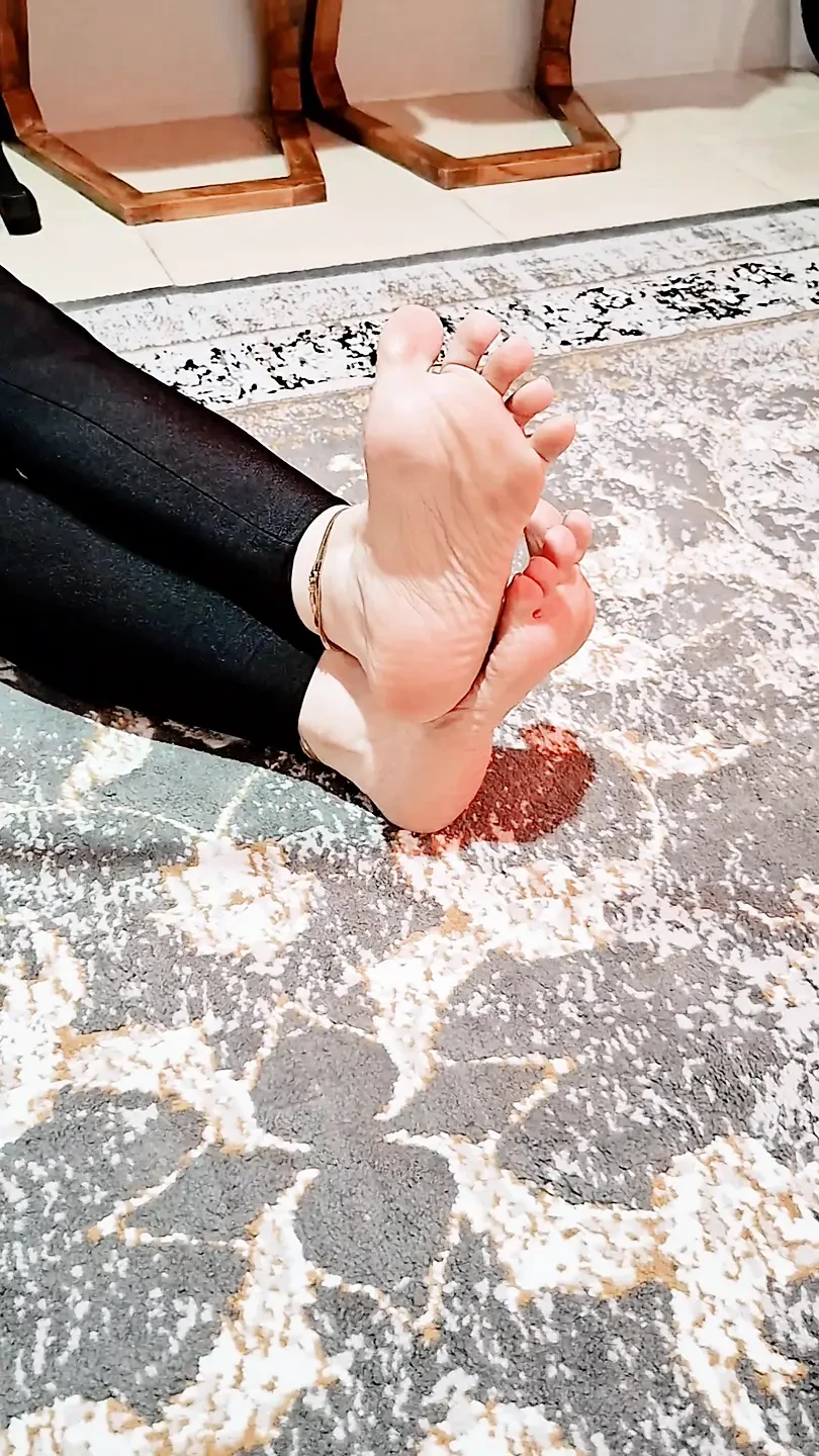 脚奴隶训练 第10部分 激烈的鞋子和脚嗅闻，舔和羞辱