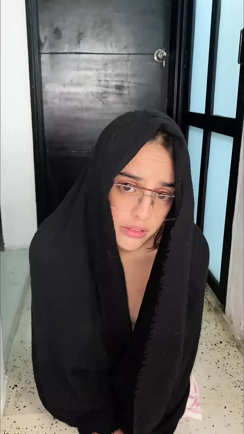 阿拉伯人为上帝的宽恕祈祷，因为他即将为鸡巴张开菊花。
