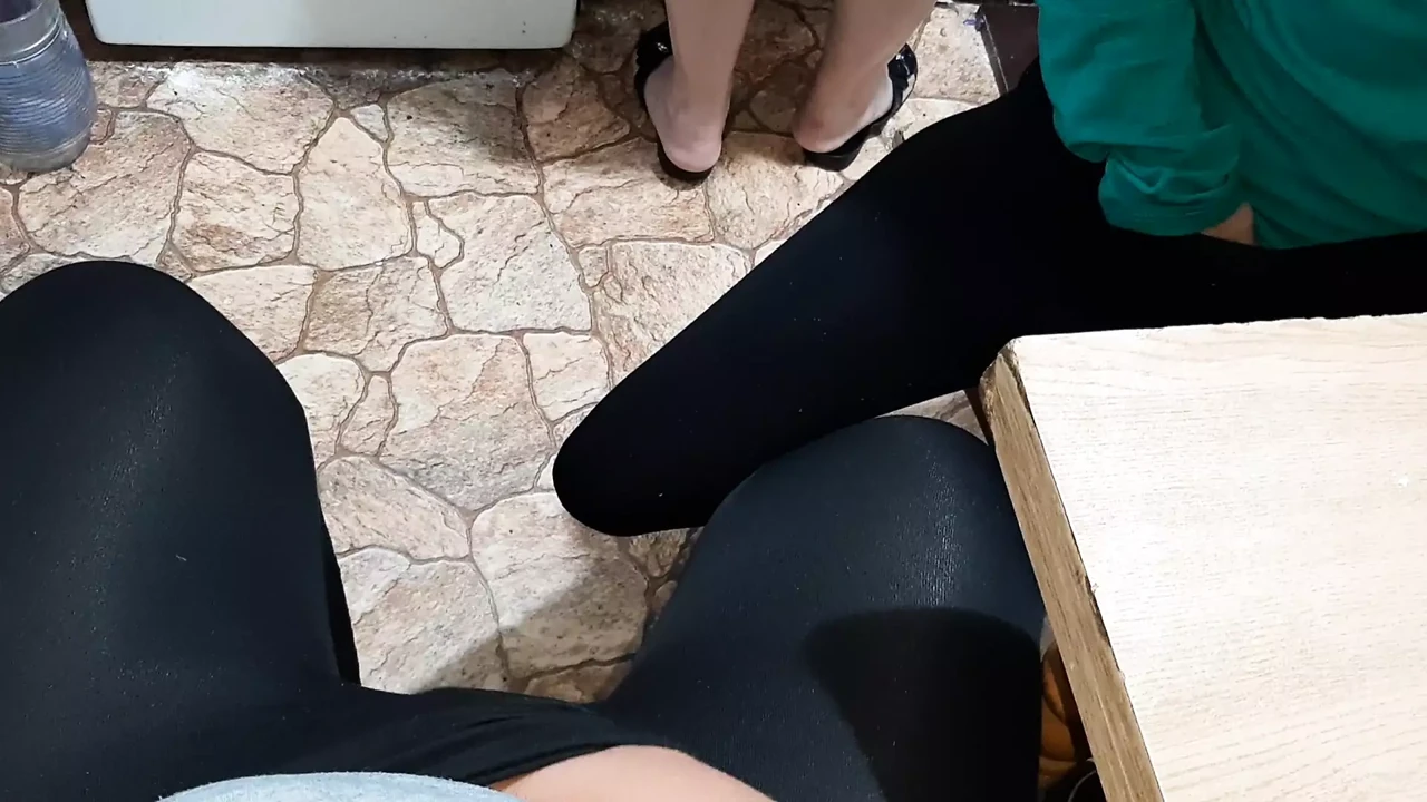 我们在继母做饭时对着她撸管 - Lesbian-Candys