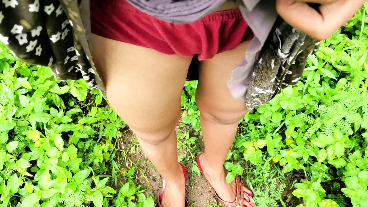 我邀请我当地的女友在外面和她做爱。德西村女友的Xxx视频。