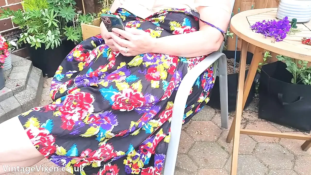 成熟的业余胖家庭主妇倾向于她的植物和她的阴户