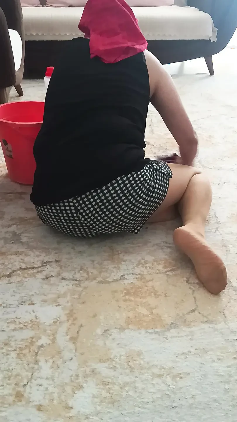 我的大屁股，戴头巾的继母在打扫