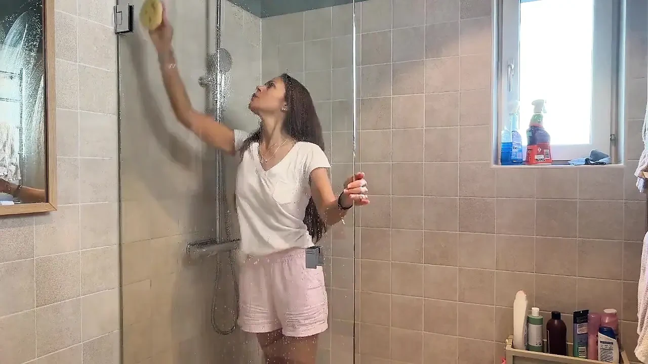 熟女决定打扫淋浴, 意外即将发生