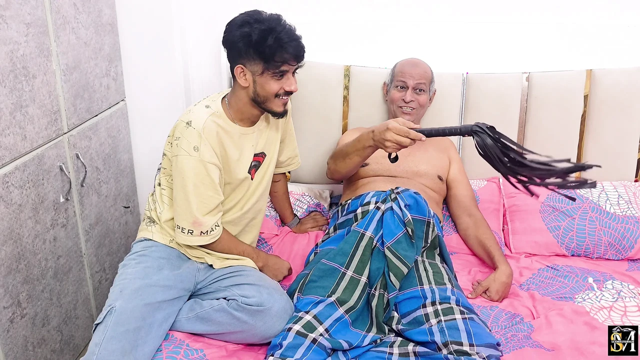 An uncle had sex with his nephew's girlfriend together with his nephew.Threesome Video