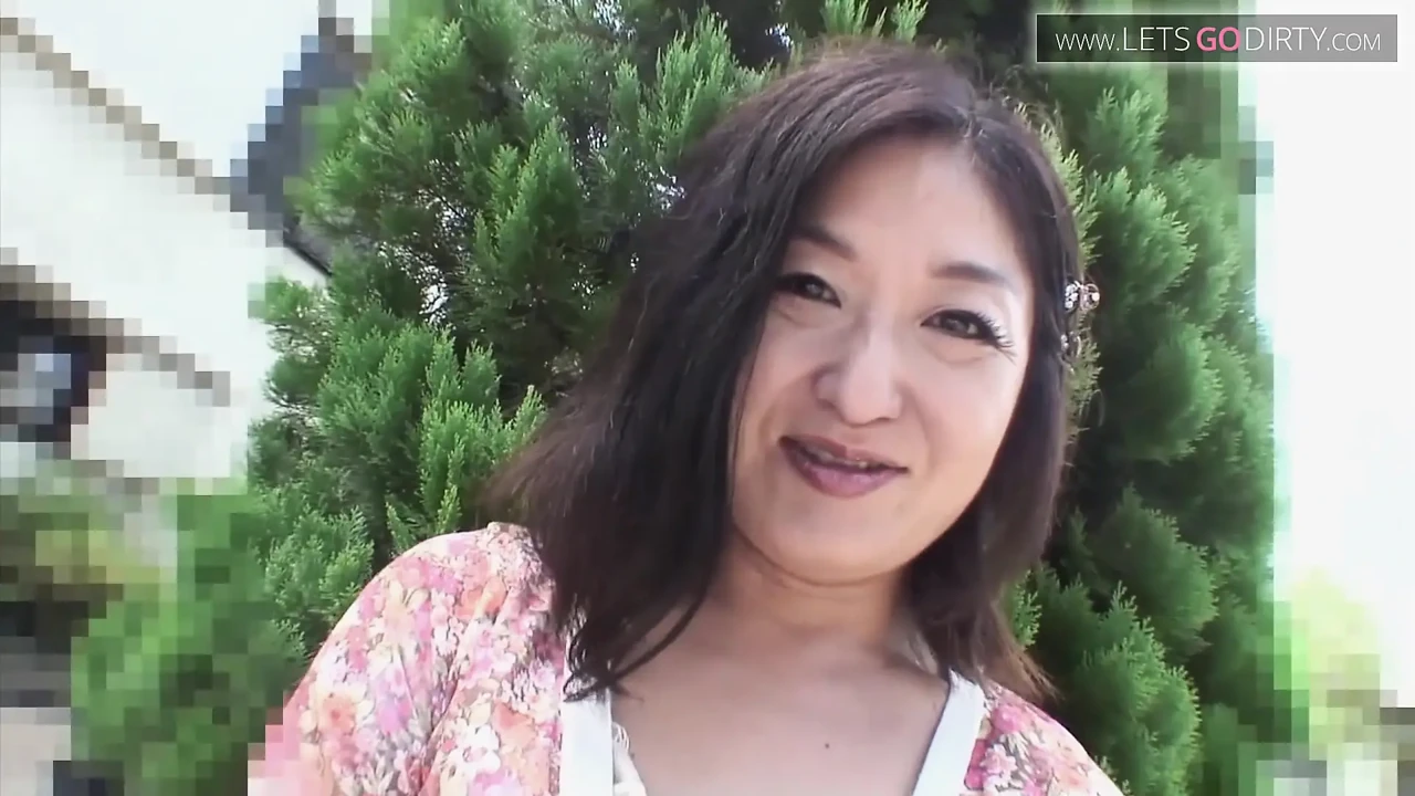 饥渴熟女享受阴蒂被巨大的振动器摩擦
