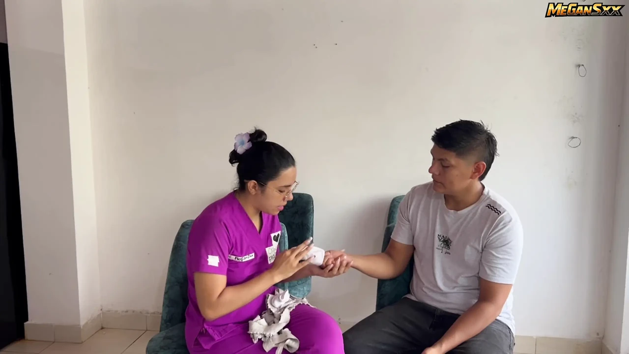 大屁股护士在医生离开时操她的病人。