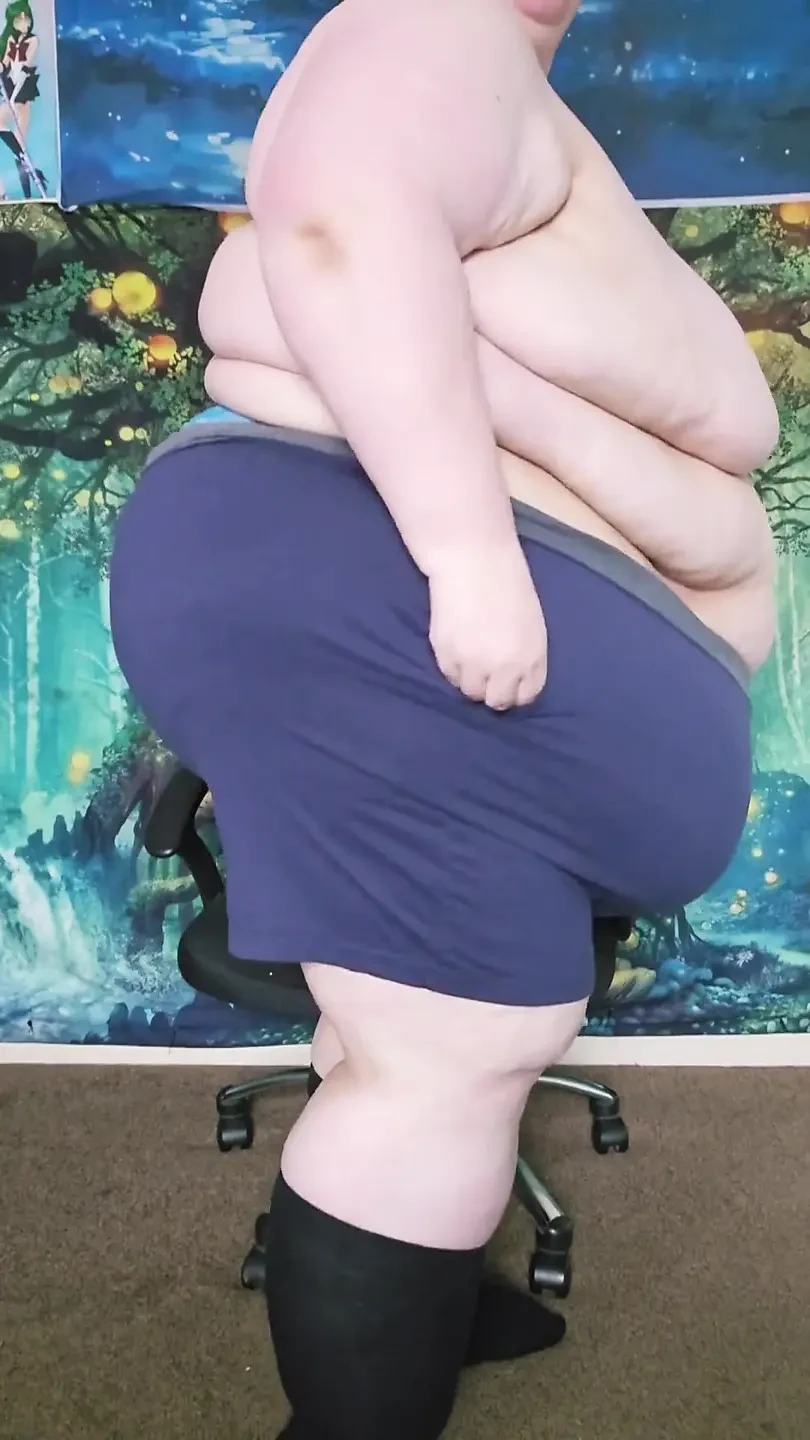 超级肥胖的白人女性在淋浴后穿上衣服