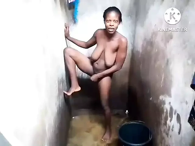 火辣丰满的仆人被她主人的儿子勾引和狠操