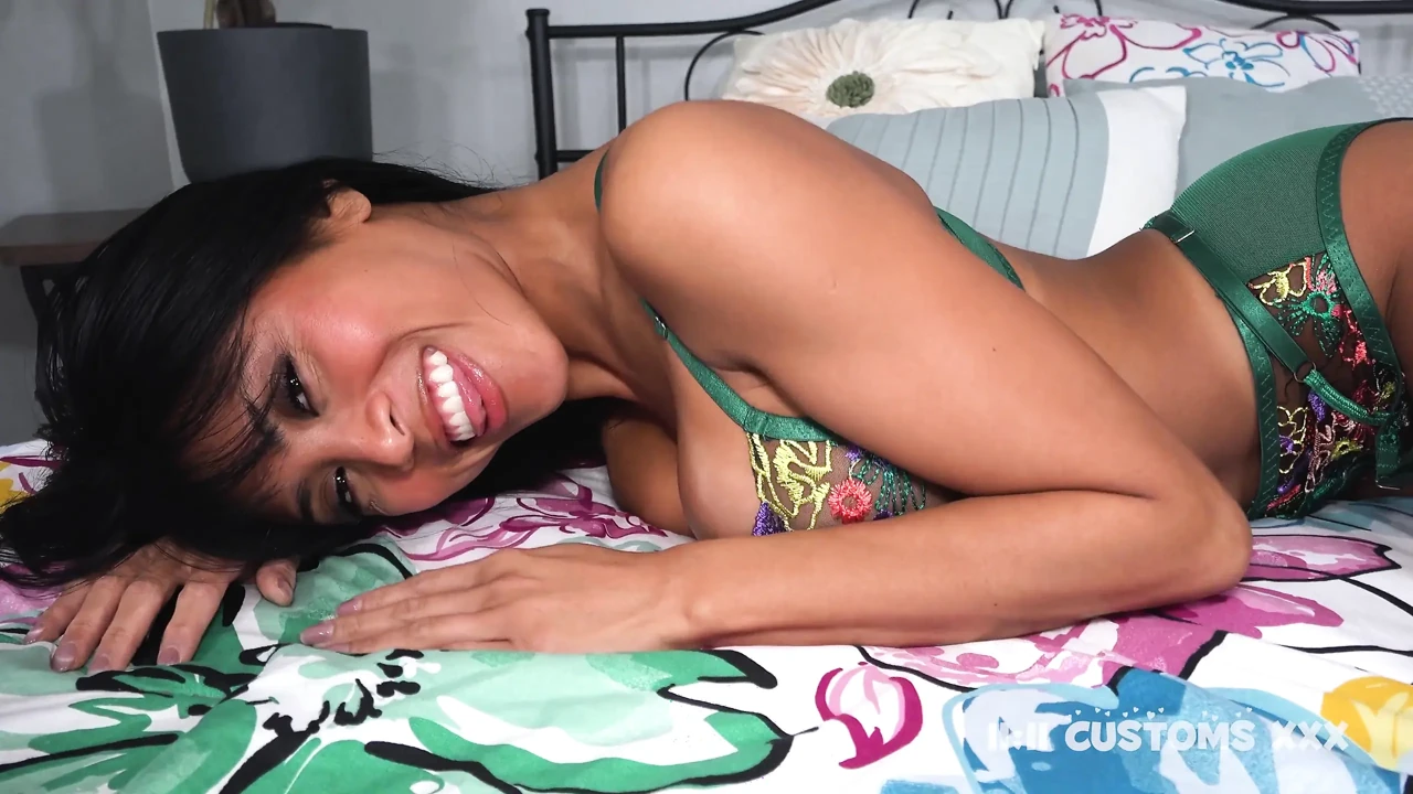 Ember Snows 优雅的内衣挑逗性感特写和永恒的美丽