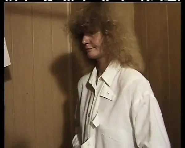 观看这个德国女士如何为夜晚做好准备