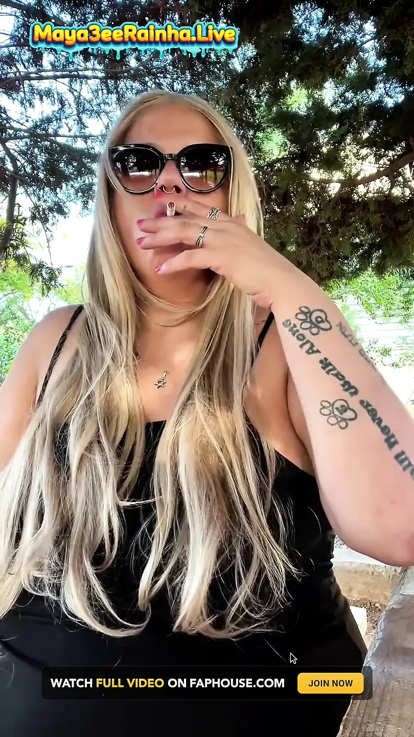Bbw巴西熟女女神早上户外吸烟仪式显示大腿
