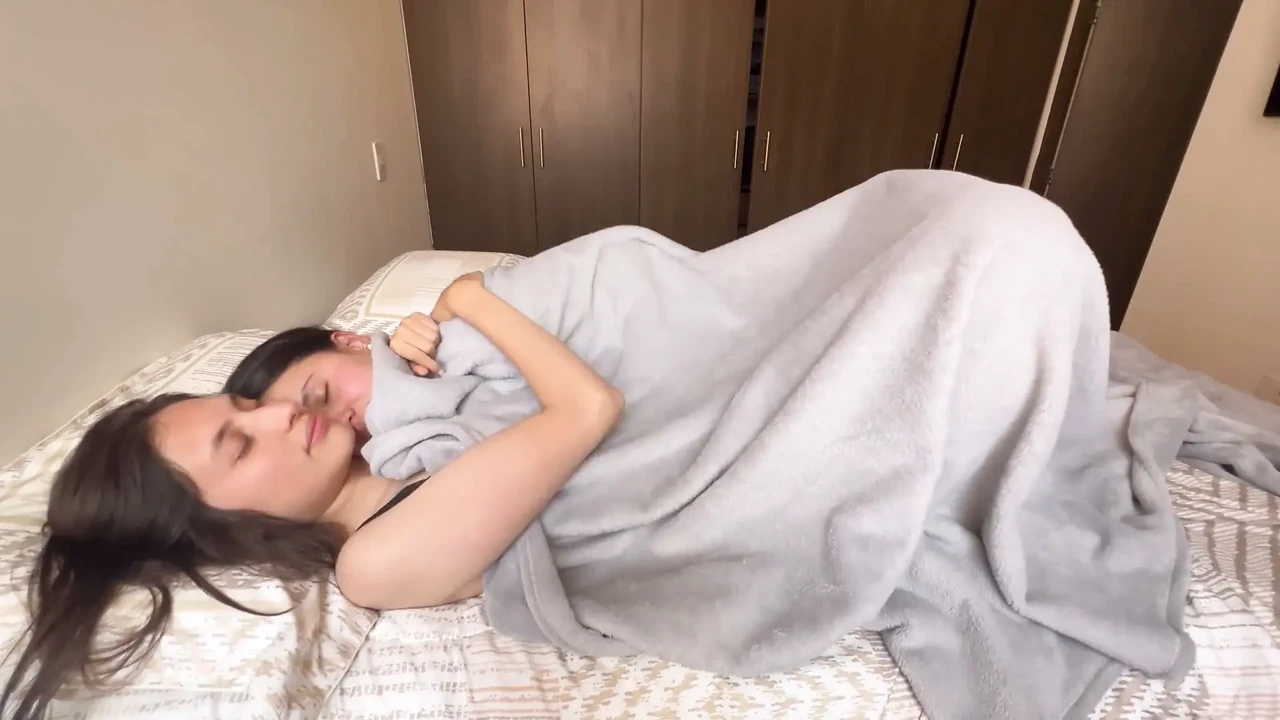 你告诉我我们要看一部电影，而你把手指伸进我的体内