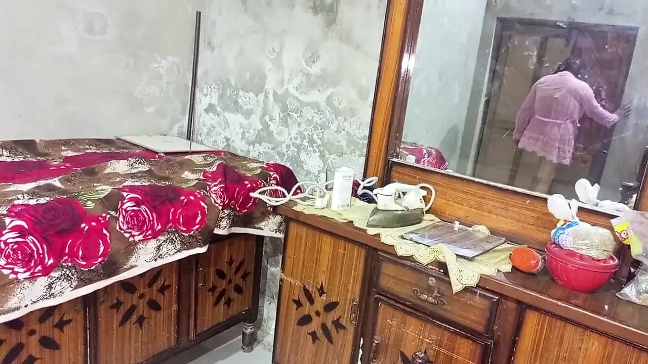 由于Komal的父亲调学，那天是她上课的最后一天，学校的男朋友也开始发生关系