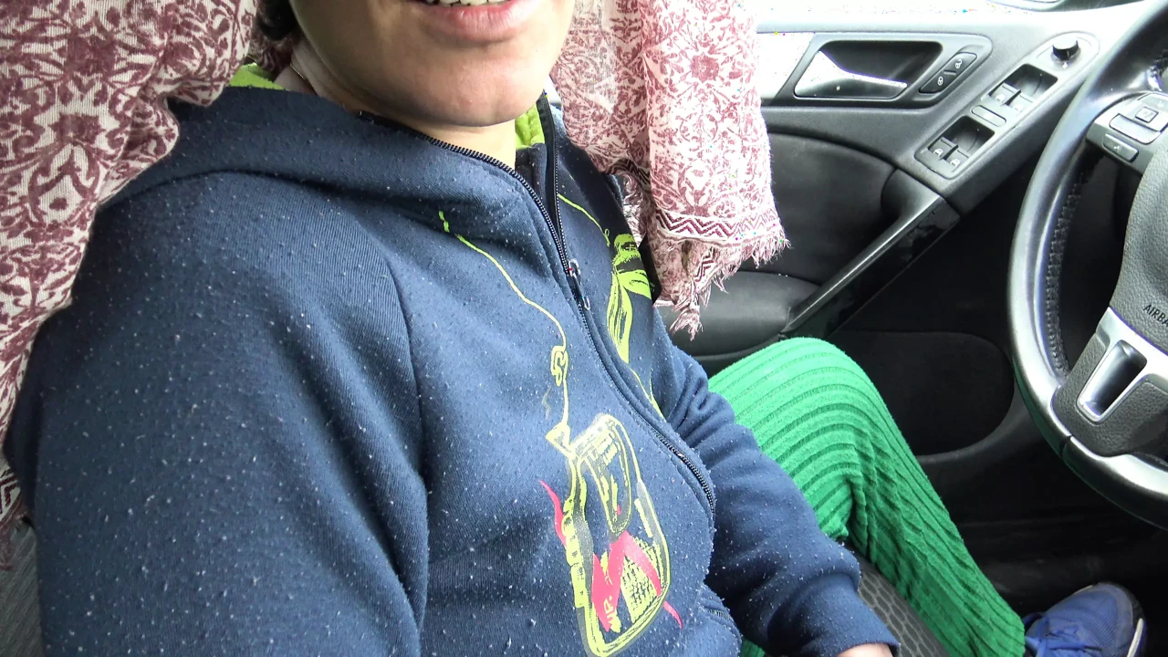 继母向她18岁的处女继子展示她毛茸茸的阴户
