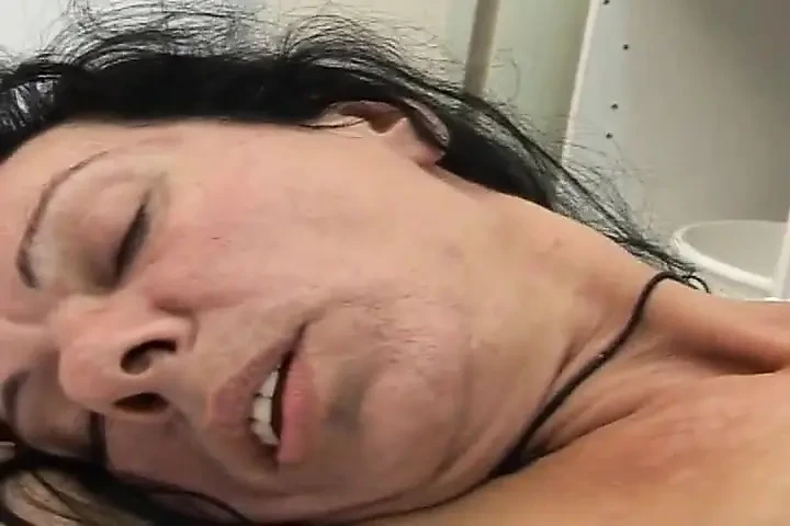 来自德国的熟女喜欢玩弄她的小穴