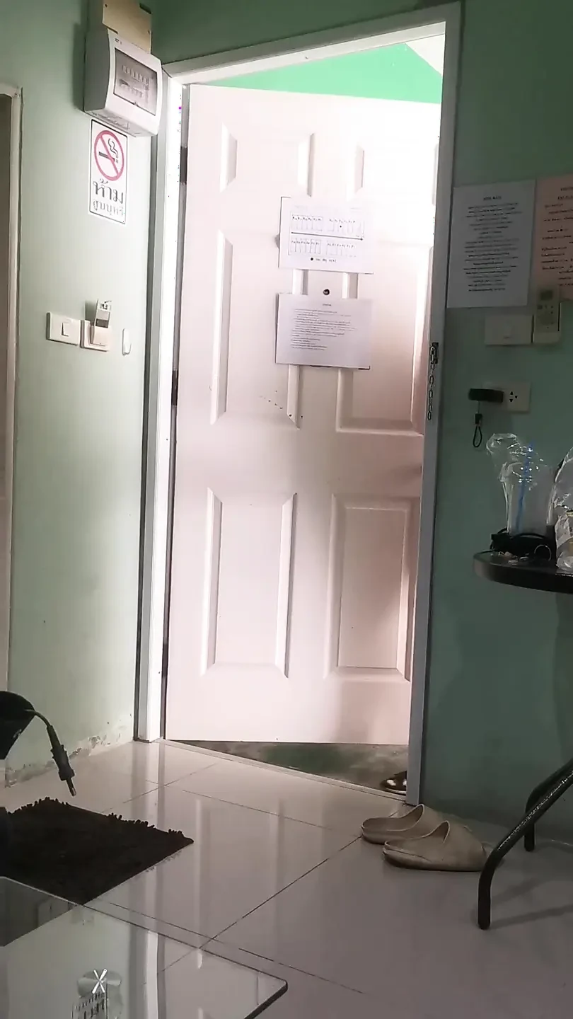 继妹戏弄她的继兄弟，直到他受不了。