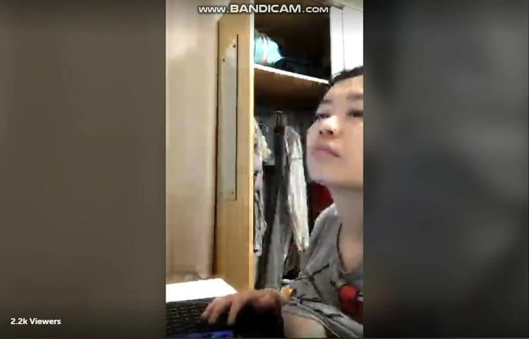 中国暴露狂流光女孩自慰，高潮