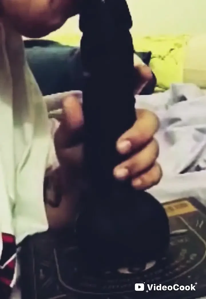 吮吸那根塑料鸡巴的皮肤（假阳具 Facefuck 第一人称视角）