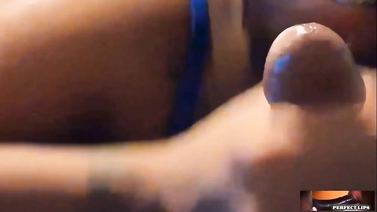 完美的嘴唇让他变得啪! ! 在荡妇他的鸡巴后