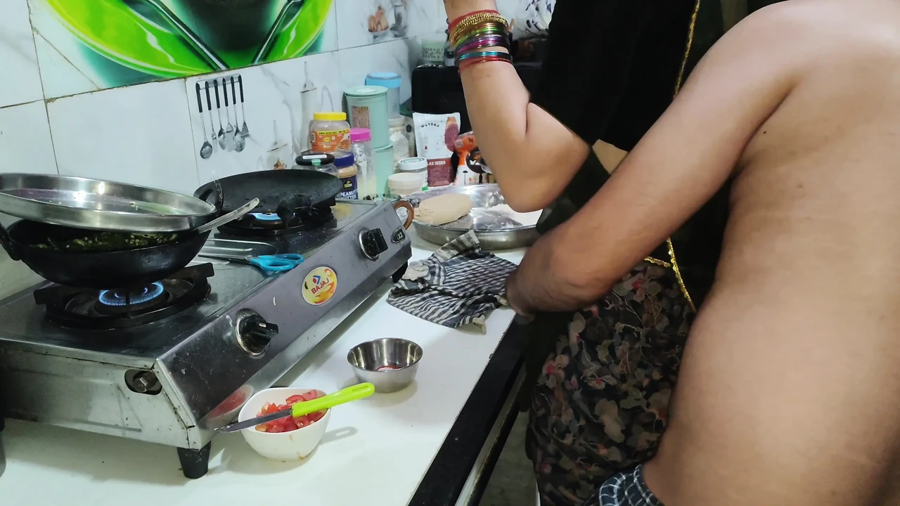 Desi bhabhi kitchen me khana bana rahi thi tabhi devar ne piche se le li bhabhi ki hardcore sex