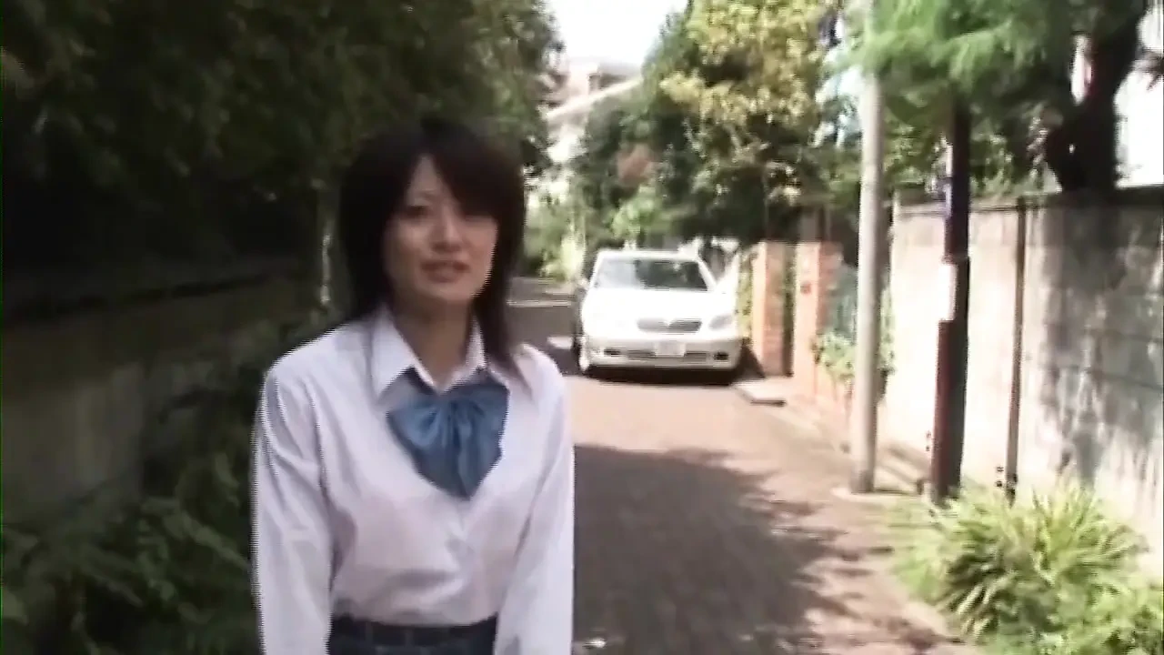 黑发熟女急切地抽干他勃动的鸡巴