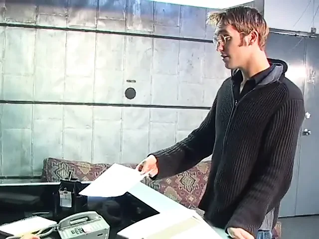 丰满的老板用穿戴式假阳具让饥渴的男人深喉口交