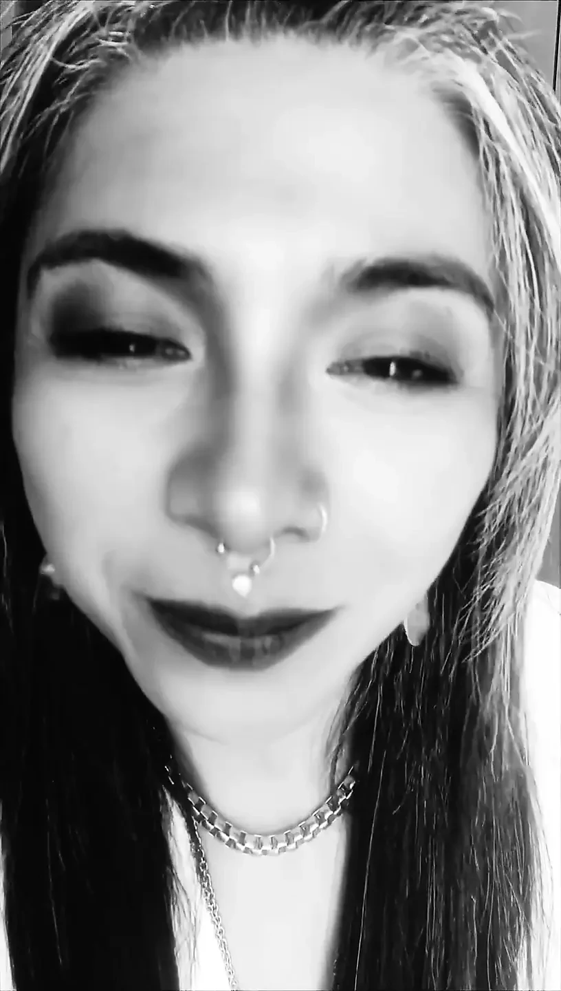烟雾从我嘴里冒出来, 双腿大开