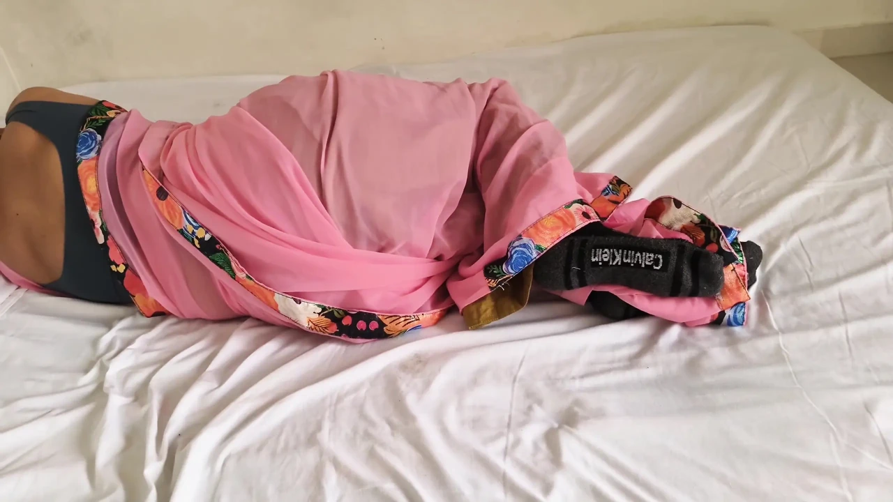德西嫂子在田野里捅她的大屁股, 并把她的手指放在她面前的美丽臀部