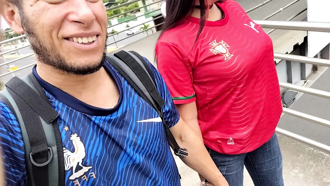 和一个漂亮的大学生玩美味的，她正在州桥外闲逛。
