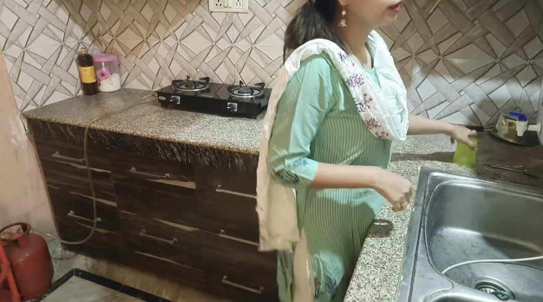 德西性感的继母在厨房撒尿后对他生气